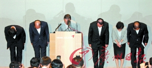 7月7日,韓亞航空公司社長尹永斗等公司負(fù)責(zé)人就飛機(jī)失事向國民鞠躬道歉。